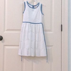 White dress SIZE: 10 kids
